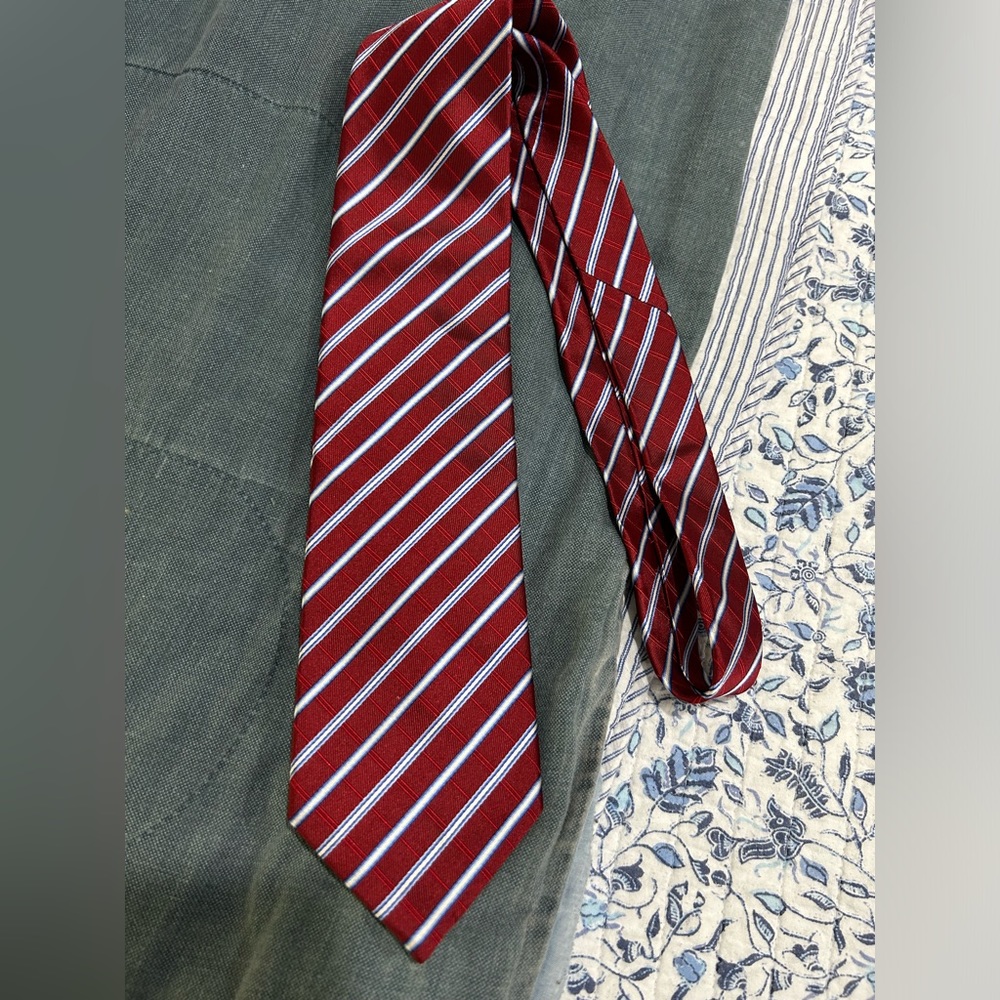 Jones New York 100% silk tie